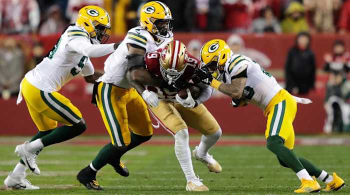 49ers receiver Deebo Samuel makes a play against the Packers.